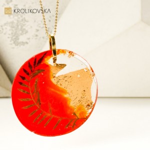 Złocony pomarańczowy naszyjnik polskiej projektantki.