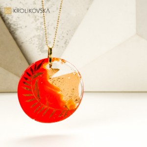 Złocony pomarańczowy naszyjnik polskiej projektantki.