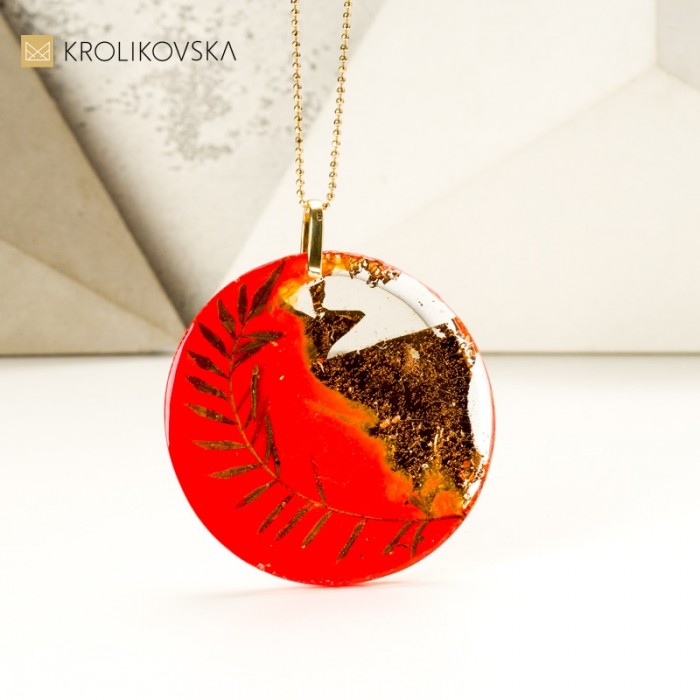 Złocony pomarańczowy naszyjnik polskiej projektantki.