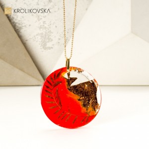 Złocony pomarańczowy naszyjnik polskiej projektantki.