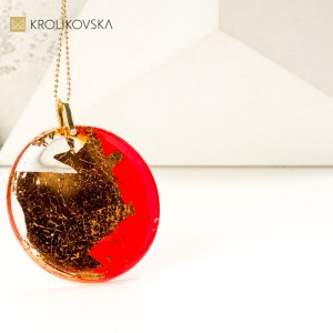 Złocony pomarańczowy naszyjnik polskiej projektantki.