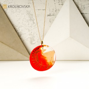 Złocony pomarańczowy naszyjnik polskiej projektantki.