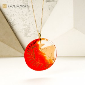 Złocony pomarańczowy naszyjnik polskiej projektantki.