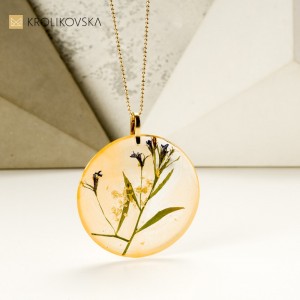 Pozłacany naszyjnik z żywicy z suszonymi kwiatami