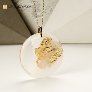 Pozłacany naszyjnik artystyczny polskiej projektantki.