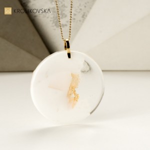 Pozłacany naszyjnik artystyczny polskiej projektantki.
