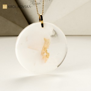 Pozłacany naszyjnik artystyczny polskiej projektantki.