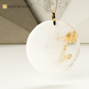 Biało złoty naszyjnik artystyczny polskiej projektantki.
