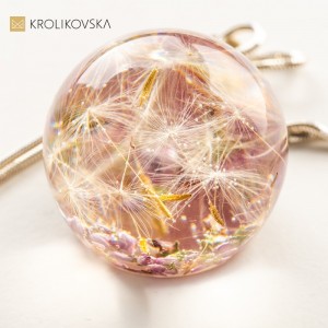 Naszyjnik oliwkowy z dmuchawcem.