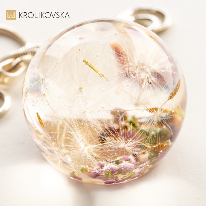 Naszyjnik oliwkowy z dmuchawcem.