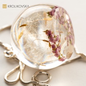 Naszyjnik oliwkowy z dmuchawcem.