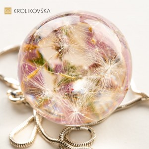 Naszyjnik oliwkowy z dmuchawcem.