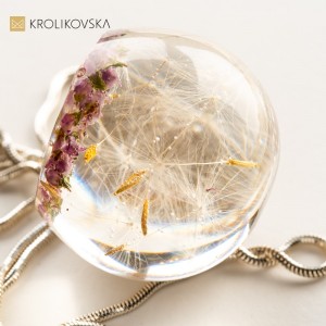 Naszyjnik oliwkowy z dmuchawcem.