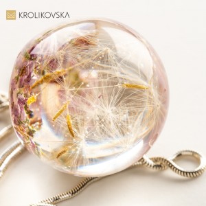 Naszyjnik oliwkowy z dmuchawcem.