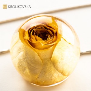 Naszyjnik z różą oprawioną w srebro.