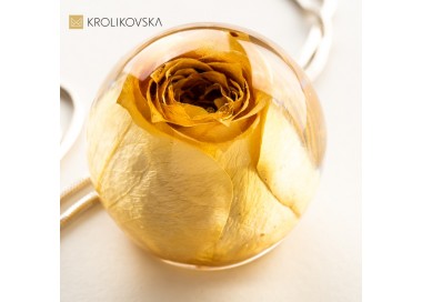 Naszyjnik z różą oprawioną w srebro.