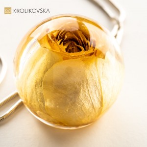 Naszyjnik z różą oprawioną w srebro.