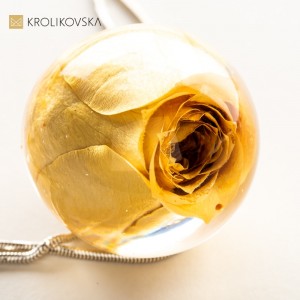 Naszyjnik z różą oprawioną w srebro.