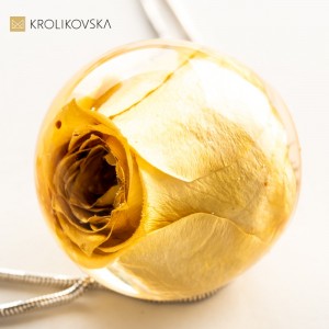 Naszyjnik z różą oprawioną w srebro.