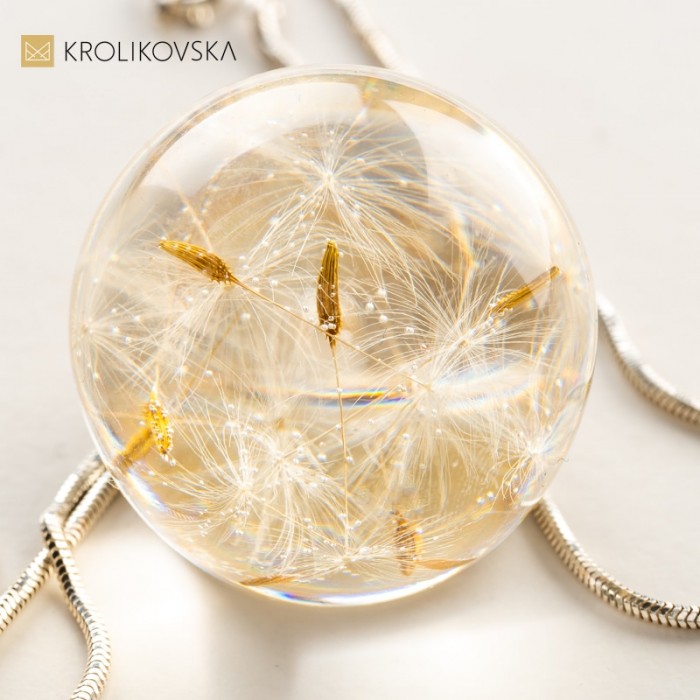 Naszyjnik z dmuchawcem oprawionym w srebro.