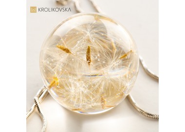 Naszyjnik z dmuchawcem oprawionym w srebro.