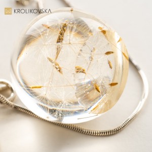 Naszyjnik z dmuchawcem oprawionym w srebro.