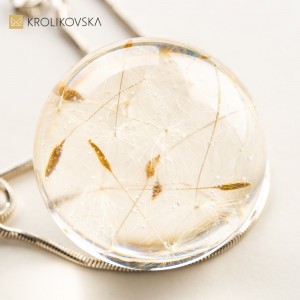 Naszyjnik z dmuchawcem oprawionym w srebro.