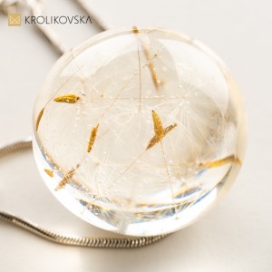 Naszyjnik z dmuchawcem oprawionym w srebro.