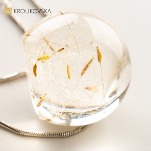 Naszyjnik z dmuchawcem oprawionym w srebro.