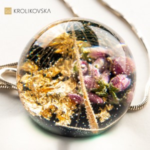 Naszyjnik z suszonymi kwiatami.