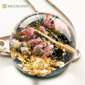 Naszyjnik z suszonymi kwiatami.