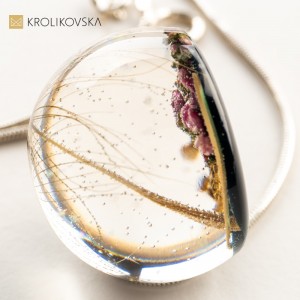 Naszyjnik z suszonymi kwiatami.