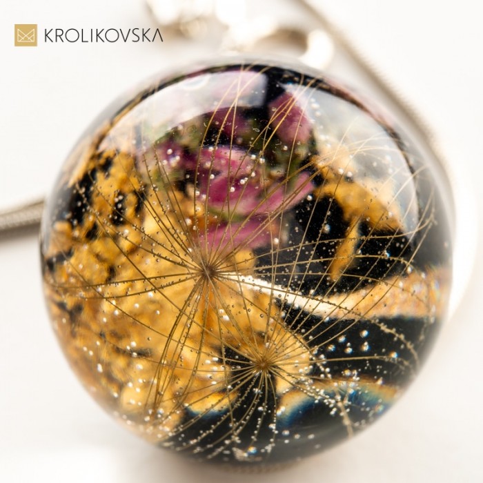 Naszyjnik z suszonymi kwiatami.