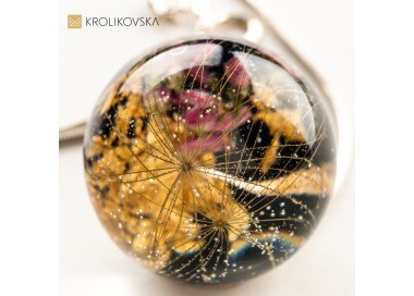 Naszyjnik z suszonymi kwiatami.