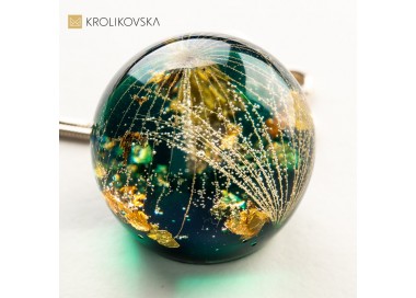 Zielony naszyjnik z dużym dmuchawcem.