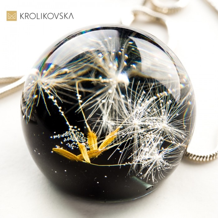 Czarny naszyjnik z dmuchawcami.