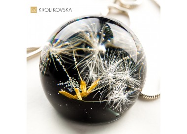 Czarny naszyjnik z dmuchawcami.