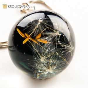 Czarny naszyjnik z dmuchawcami.