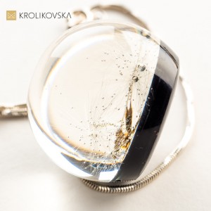 Czarny naszyjnik z dmuchawcami.