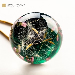 Zielony naszyjniki z kwiatami w środku.