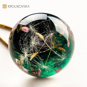 Zielony naszyjniki z kwiatami w środku.