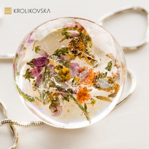 Naszyjniki z kwiatami w środku.