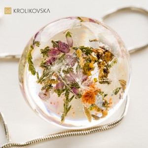 Naszyjniki z kwiatami w środku.