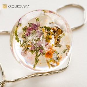 Naszyjniki z kwiatami w środku.