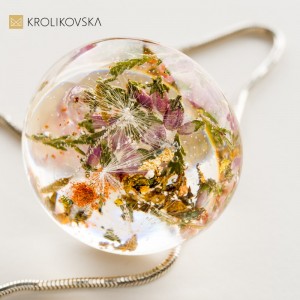 Naszyjniki z kwiatami w środku.