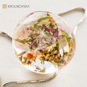 Naszyjniki z kwiatami w środku.