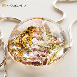 Naszyjniki z kwiatami w środku.