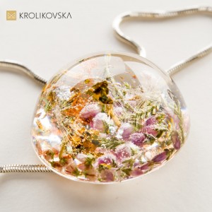 Naszyjniki z kwiatami w środku.