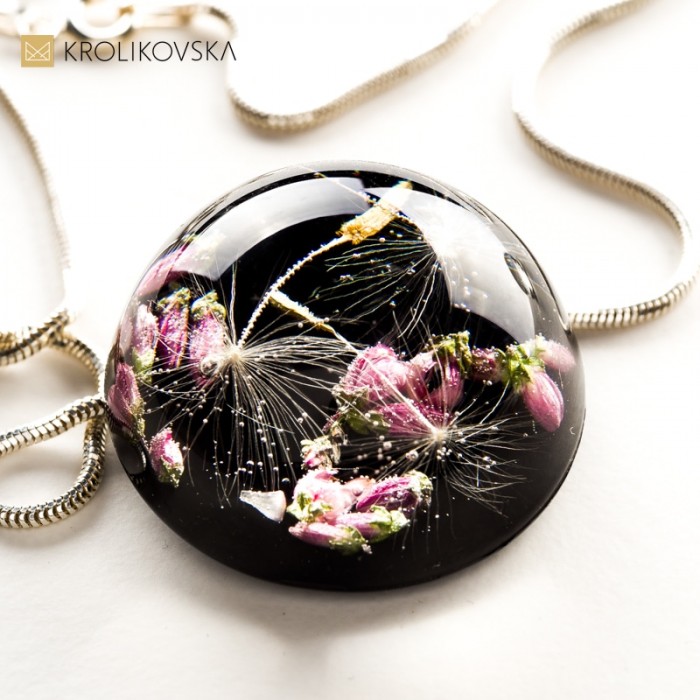 Naszyjnik czarny z kwiatami.