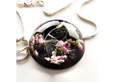 Naszyjnik czarny z kwiatami.